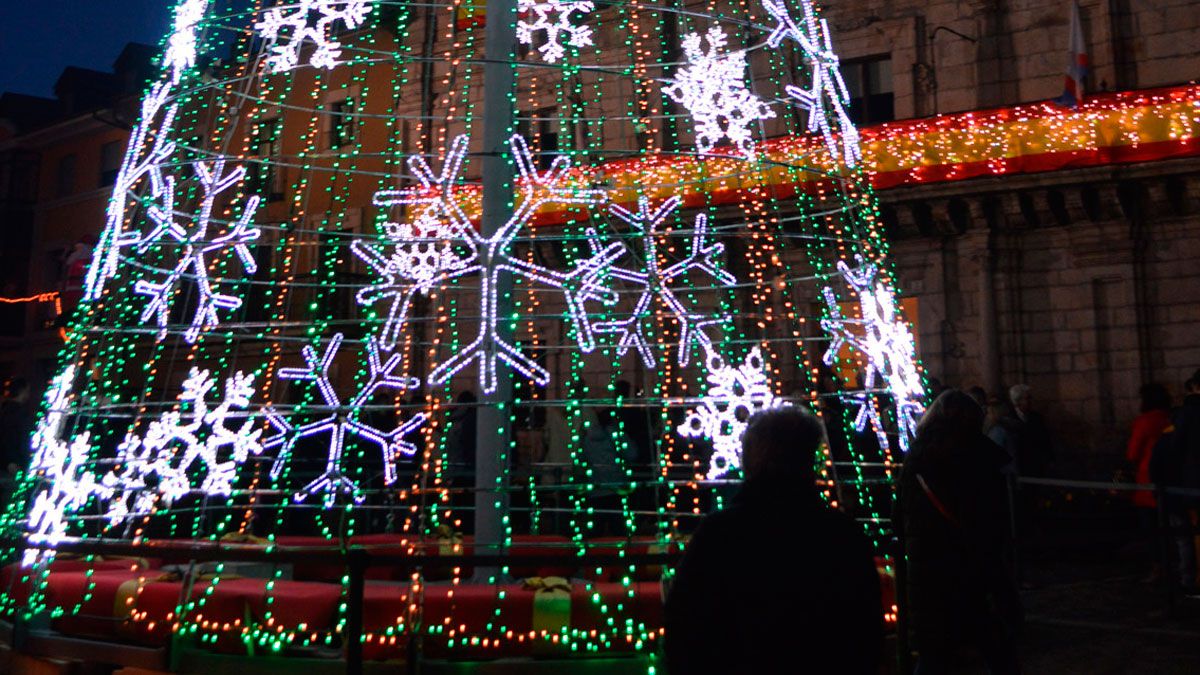 Árbol de Navidad con luces ubicado frente al Ayuntamiento de Ponferrada | Mar Iglesias Árbol de Navidad con luces ubicado frente al Ayuntamiento de Ponferrada | Mar Iglesias
