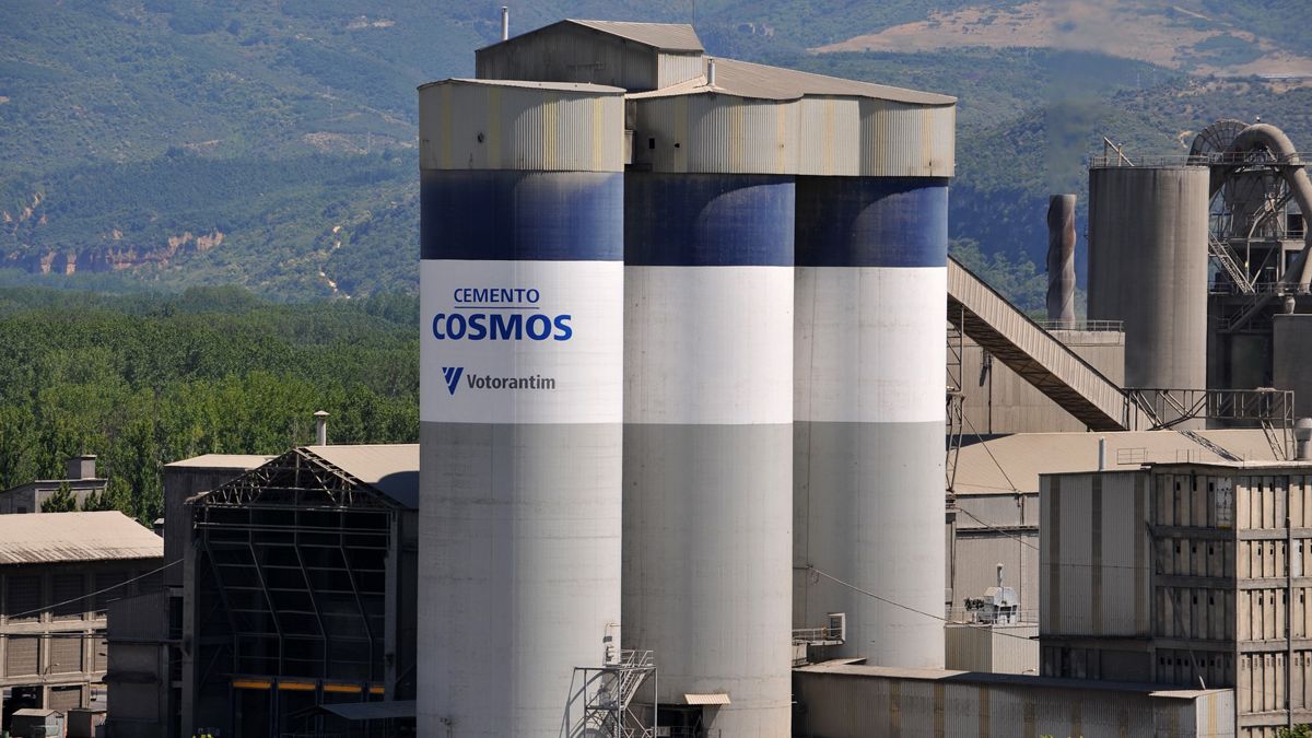 Imagen de la factoría de Cementos Cosmos en Toral de los Vados. Imagen de la factoría de Cementos Cosmos en Toral de los Vados.