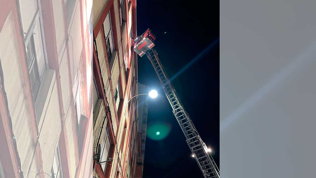 Una de las intervenciones. | BOMBEROS AYTO. LEÓN