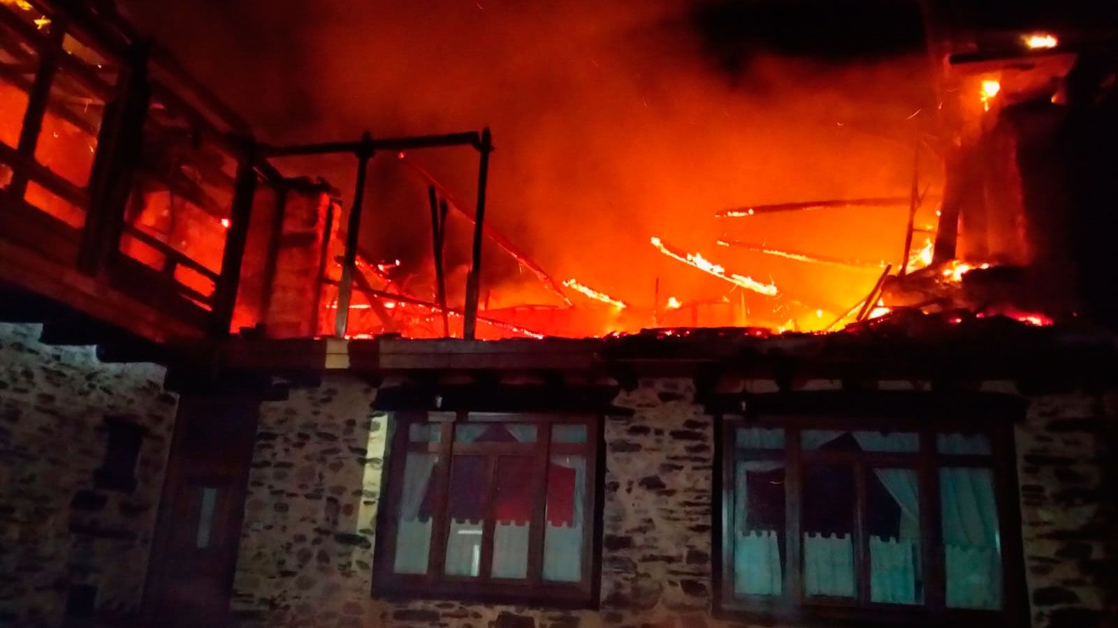 La vivienda quedó casi totalmente calcinada. | BOMBEROS PONFERRADA La vivienda quedó casi totalmente calcinada. | BOMBEROS PONFERRADA