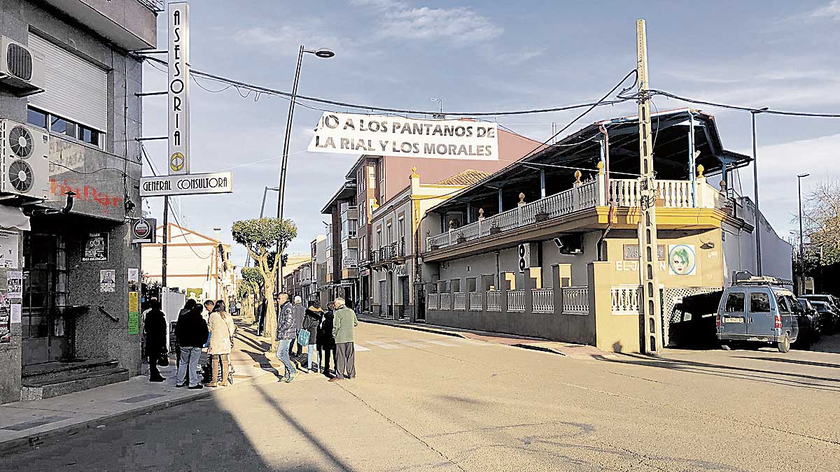 Una de las calles de Carrizo, con una pancarta en contra de los pantanos. | P.F. Una de las calles de Carrizo, con una pancarta en contra de los pantanos. | P.F.