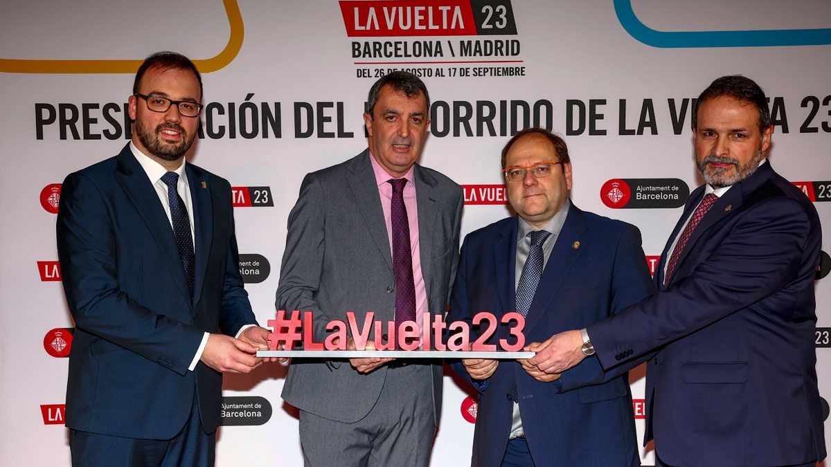 El alcalde de La Bañeza, Javier Guillén, junto a los organizadores de la carrera en la presentación de la carrera. | L.N.C.