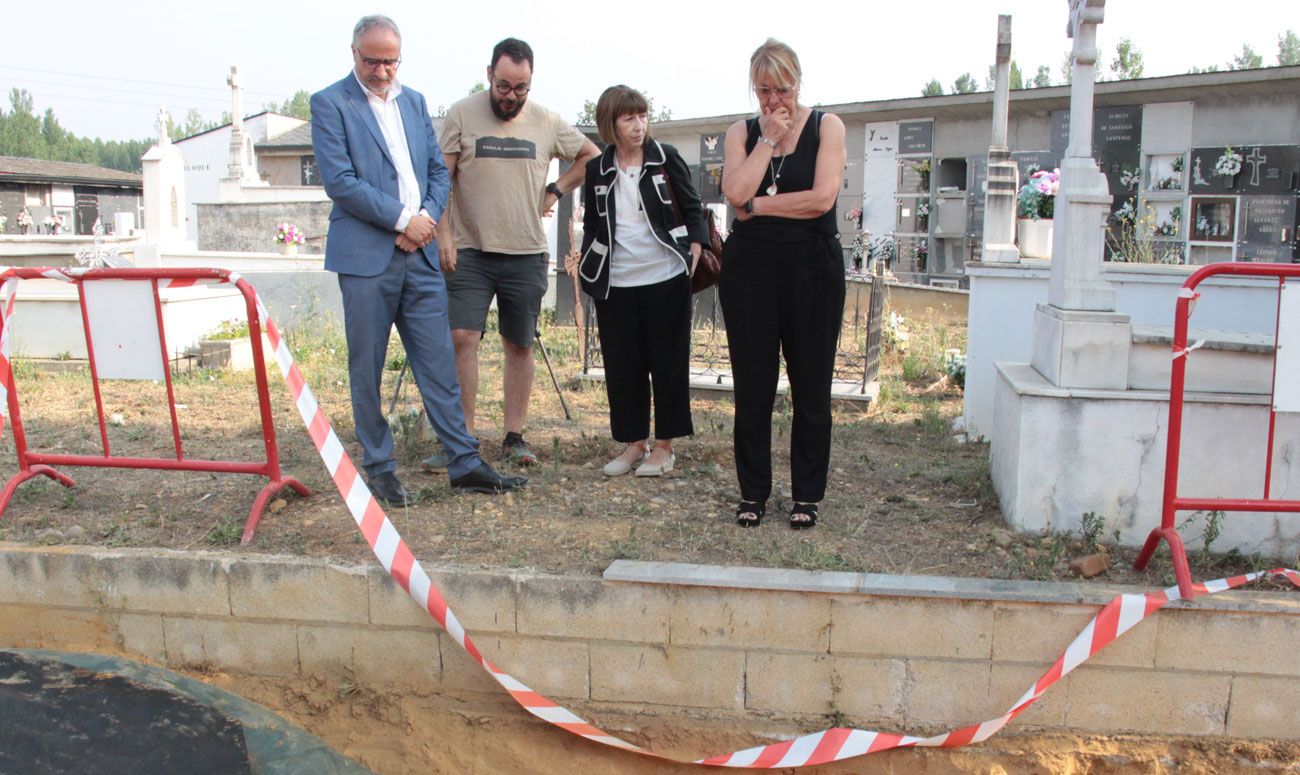 El equipo de gobierno ponferradino en la exhumación en el cementerio de Fuentesnuevas.