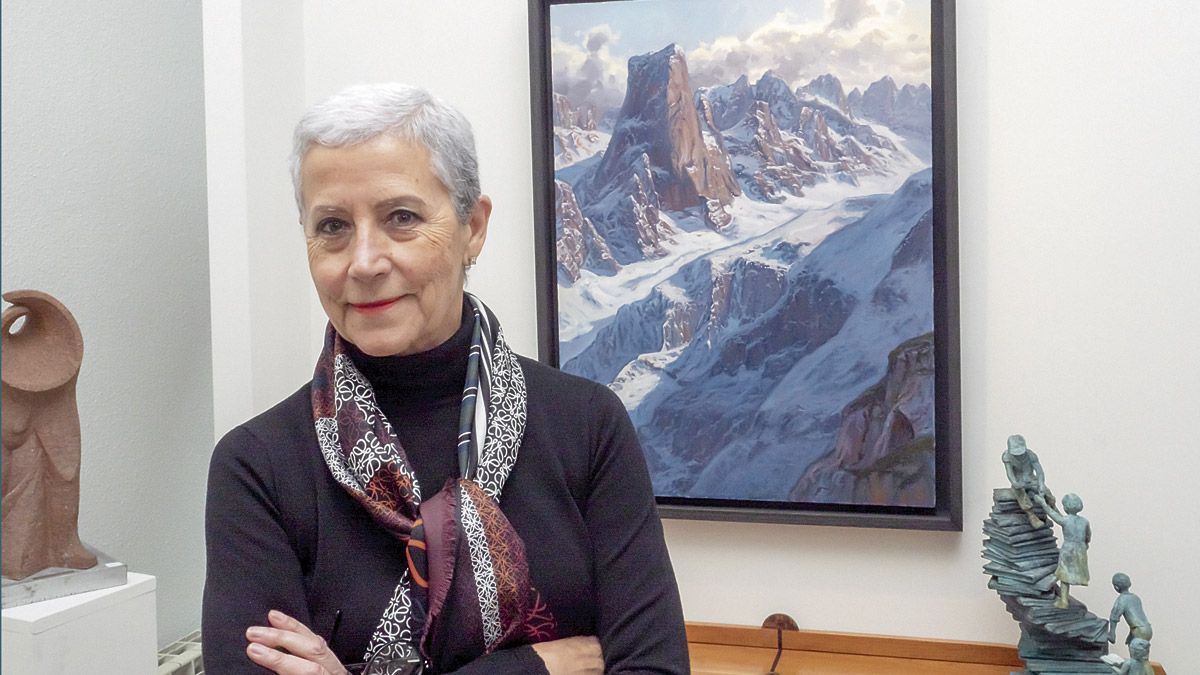 La galerista Marili Santos posa ante varias piezas de la exposición, entre ellas el pico Urriello de Sempere. | VICENTE GARCÍA