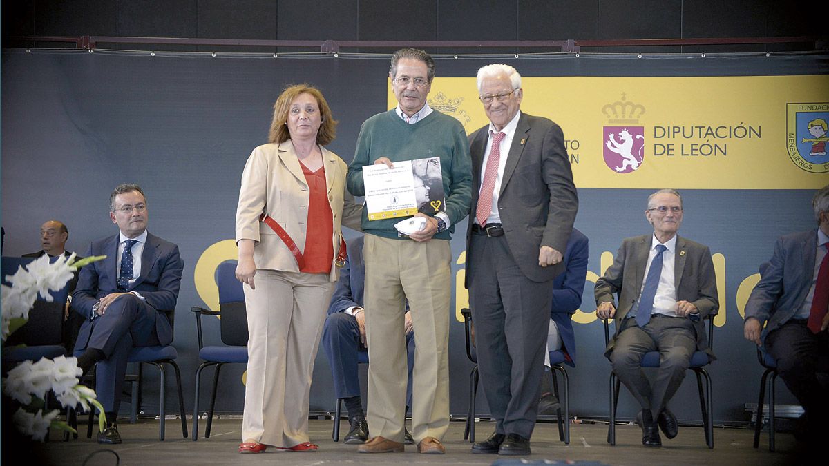 Andrés Elosúa Rojo flanqueado por Aurora Baza y el Padre Ángel recibiendo en 2018 la distinción de Abuelo de Oro de Mensajeros de la Paz. | MAURICIO PEÑA