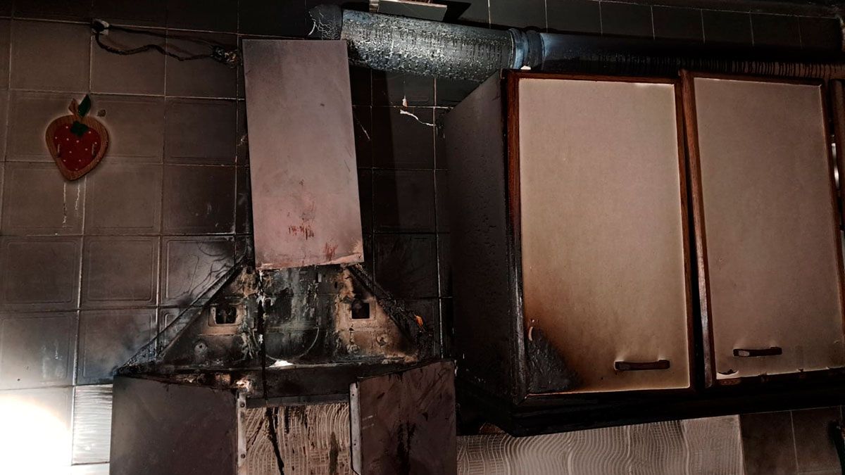 Estado en el que quedó la vivienda tras el incidente. | BOMBEROS PONFERRADA