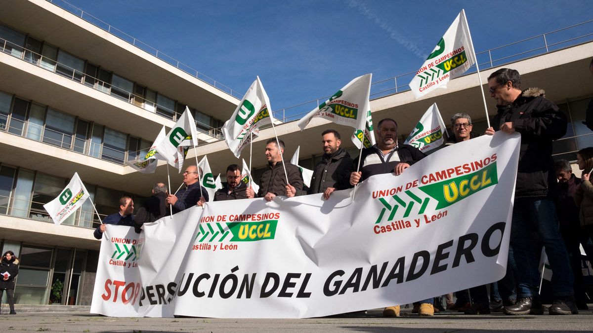 Protesta de UCCL en Salamanca este pasado lunes contra la norma. | ICAL