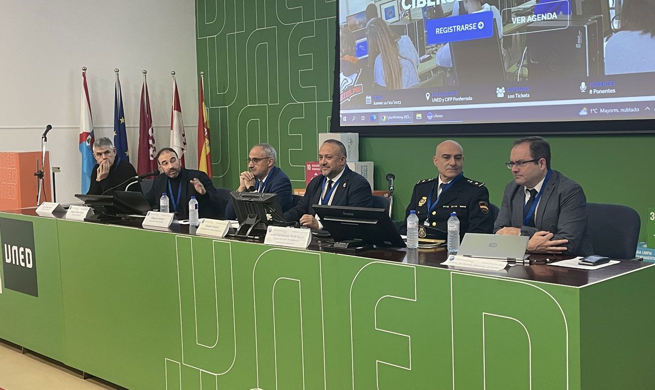 Inauguración de Cyberworking 2023 en el salón de actos de la UNED en Ponferrada. | Javier Fernández