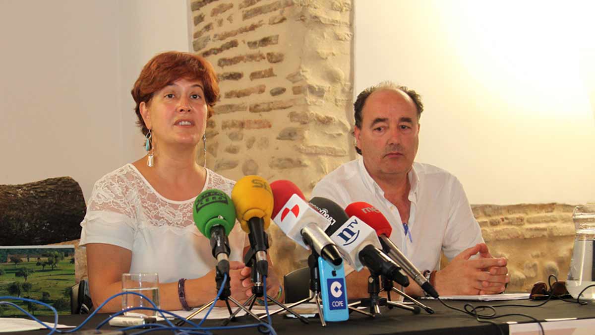 La concejala de Cultura con Fernando Fernández Ferreras. | L.N.C.