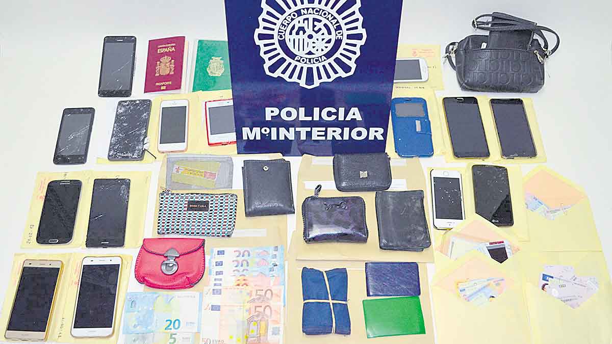 Objetos perdidos y devueltos por la Policía Nacional en una imagen de archivo.