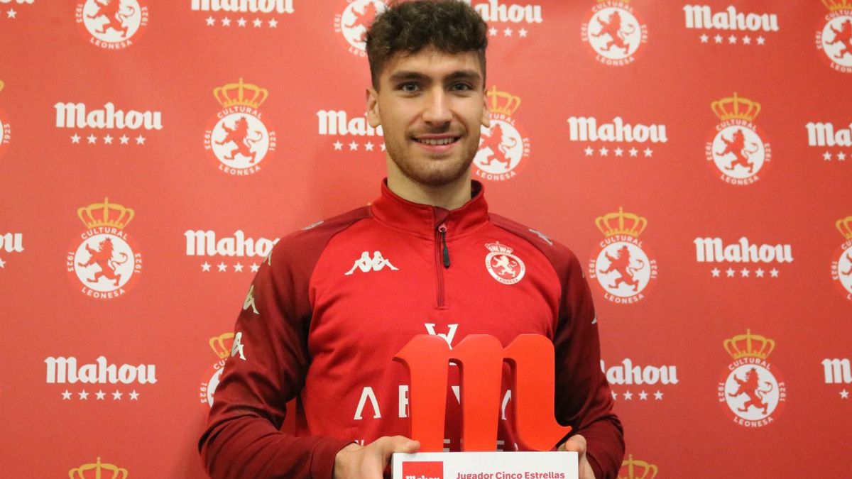 Percan recibió el premio al mejor jugador de diciembre. | CYDL Percan recibió el premio al mejor jugador de diciembre. | CYDL