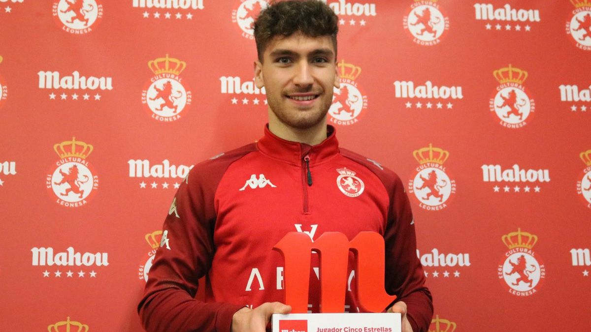 Percan recibió el premio al mejor jugador de diciembre. | CYDL