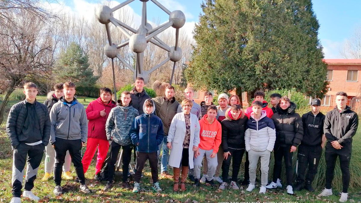 Foto de familia de los participantes en el proyecto 'El llar de los rapacines' | VIRGEN DEL BUEN SUCESO
