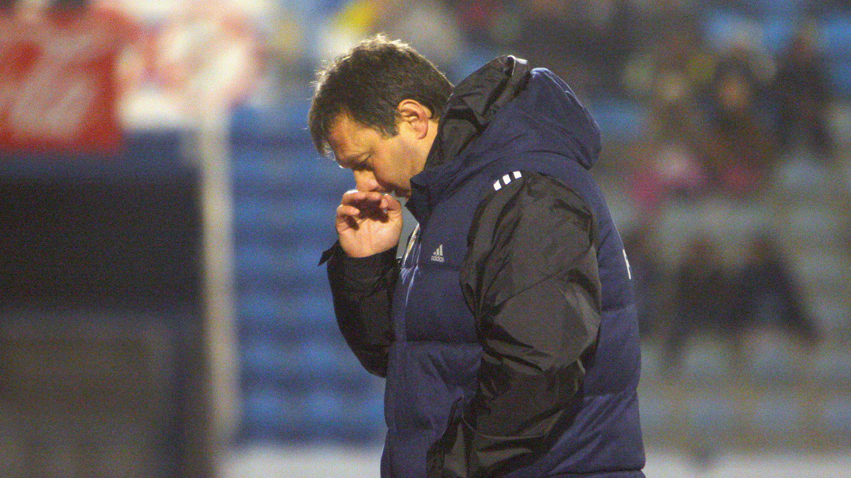 Manolo Díaz, pensativo en el partido ante el Racing