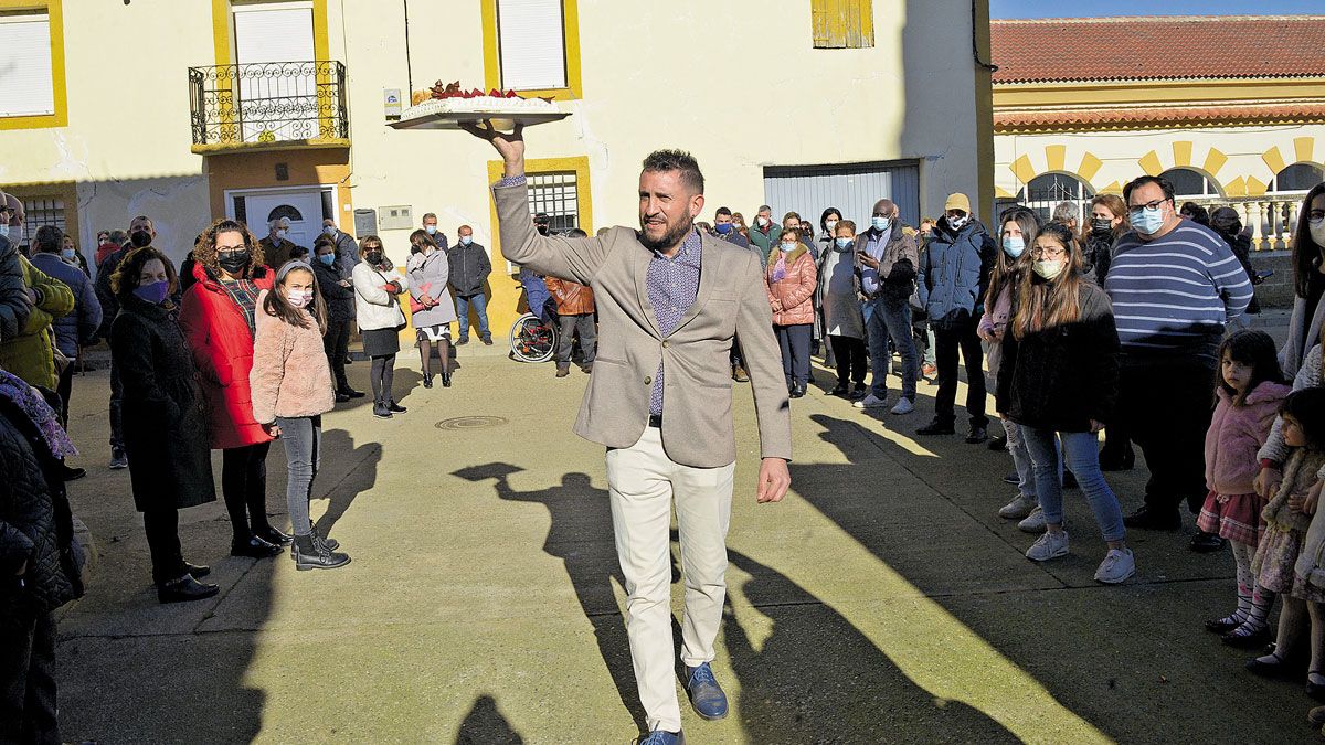 Tradicional subasta de tartas de San Antón en Algadefe durante las pasadas fiestas. | MAURICIO PEÑA