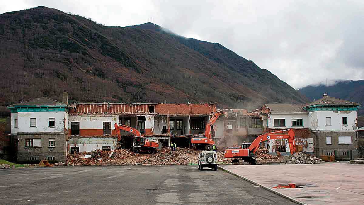 Imagen de archivo del derribo de los edificios en 2010. | LACIANA AVANZA