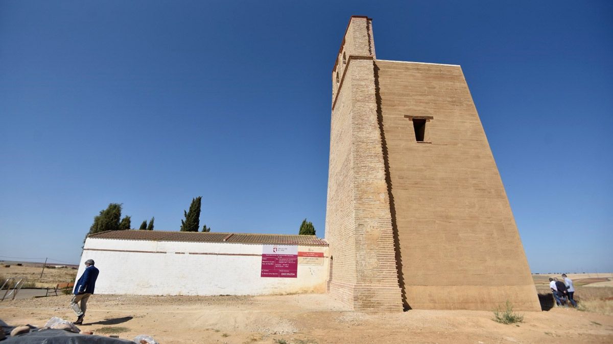 Entre las obras se contempla el arreglo del entorno de la torre de Castilfalé, restaurada en el pasado 2021. | SAÚL ARÉN