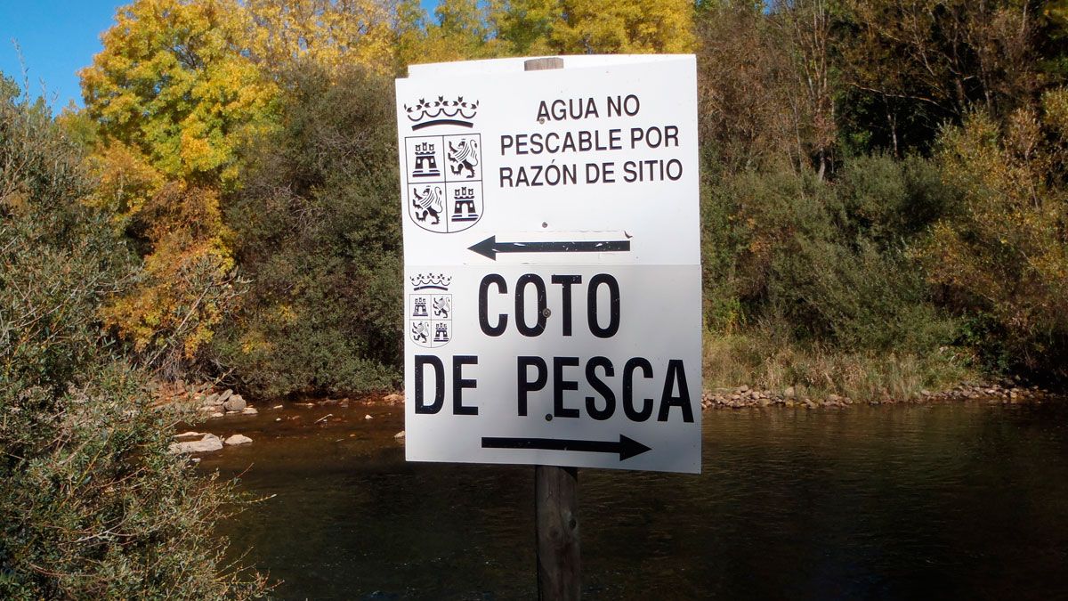 Cartel anunciado de un coto de pesca en la provincia | R.P.N.