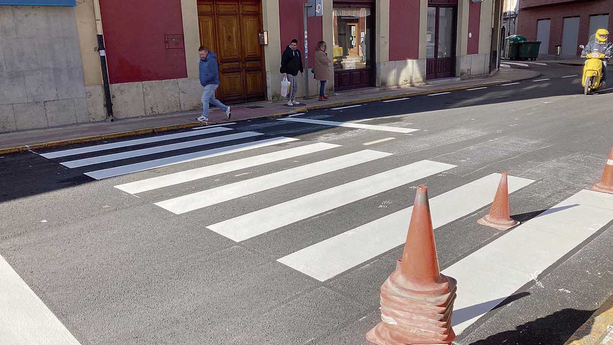 Los pasos de peatones se pintaban, al fin, este viernes. | L.N.C.