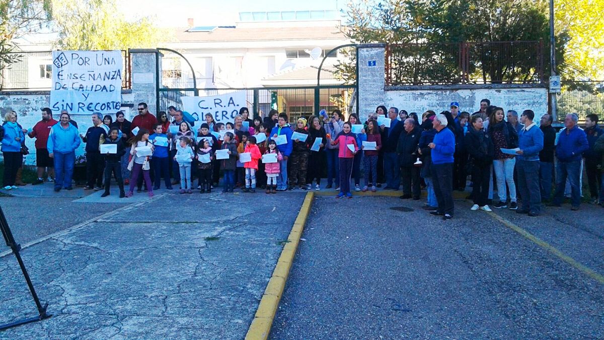 Imagen de archivo de una de las concentraciones frente al colegio.