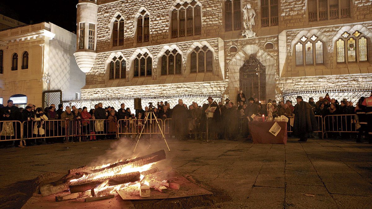 La plaza de Botines y al calor del fuego y el fervudo la cofradía de San Antón y el gochín vuelve a congregar a sus fieles este sábado a las ocho de la tarde. | DANIEL MARTÍN
