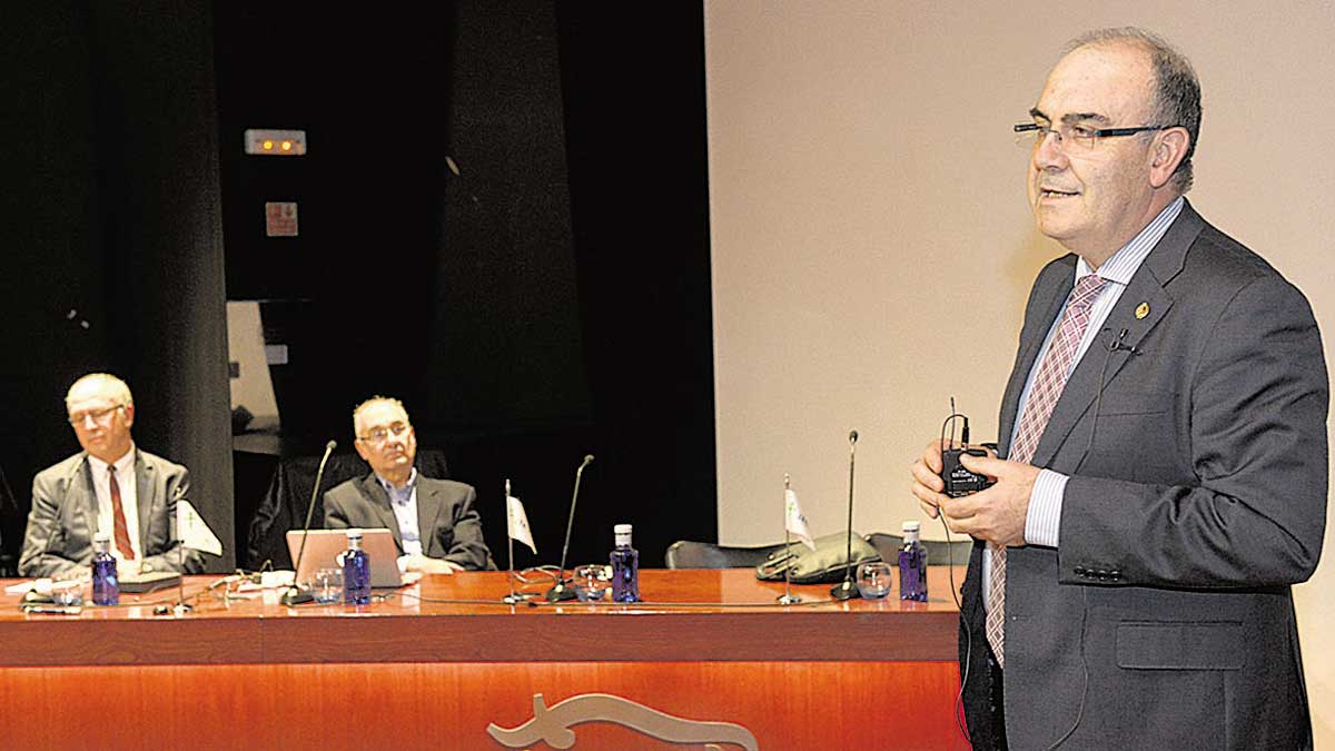 José Luis Olcoz (en el centro de la imagen), en la conferencia de AECC en Santa Nonia. | MAURICIO PEÑA