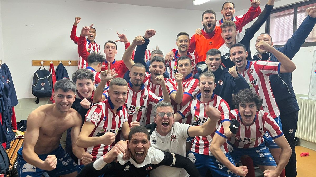 El Bembibre festeja su tercera victoria consecutiva. | ATLETICOBEMBIBRE