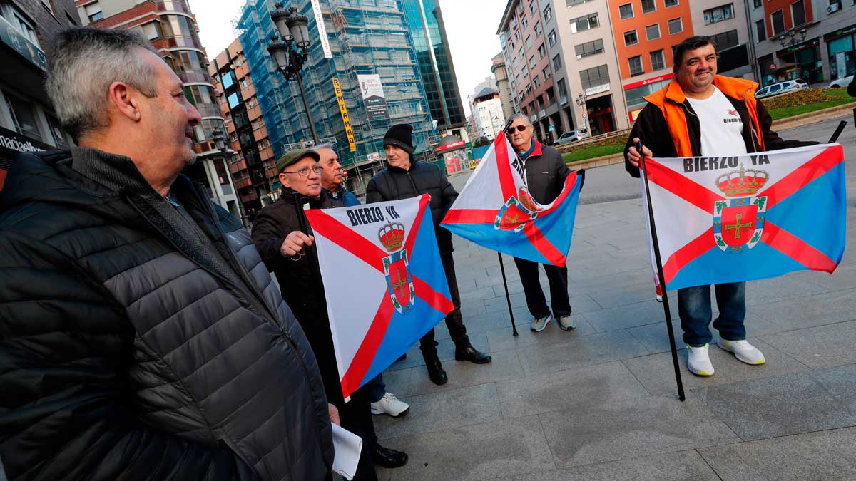 Miembros de la plataforma Bierzo Ya durante la concentración. | ICAL