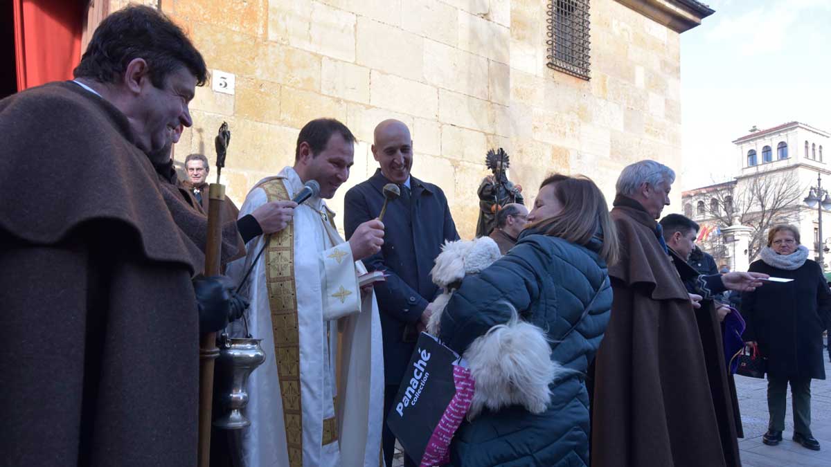 El sacerdote durante la bendición de San Antón a una de las mascotas. | SAÚL ARÉN