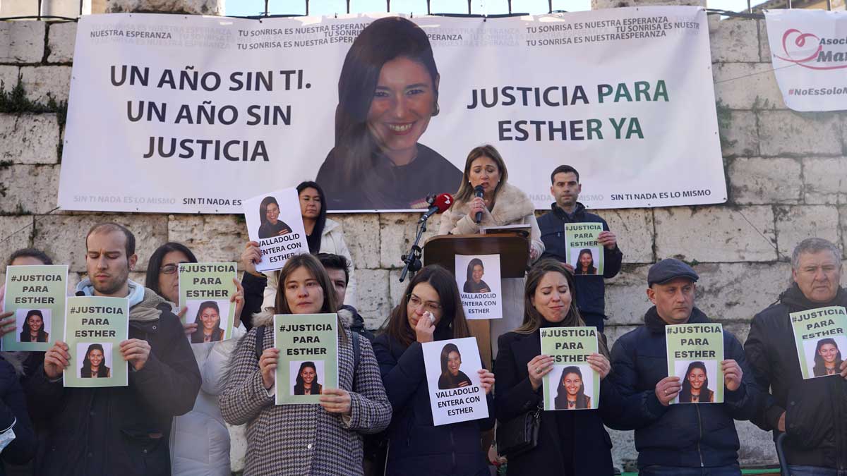 Un instante de la concentración en Valladolid para poder justicia para Esther López. | ICAL