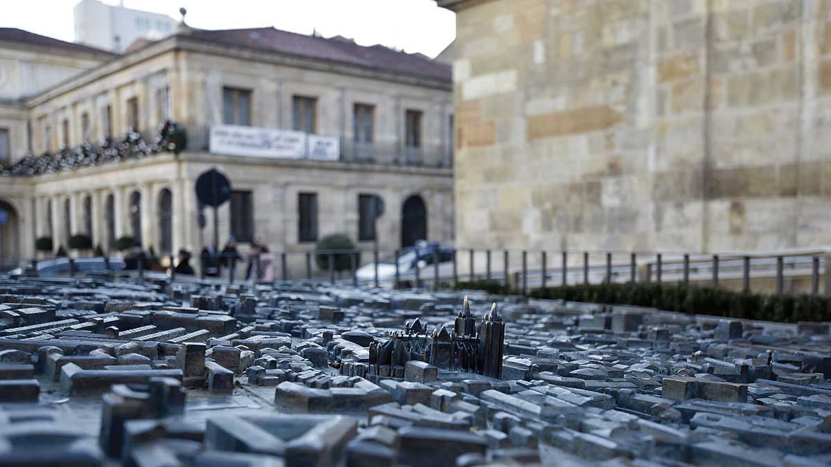 Maqueta de la ciudad de León con la Catedral en primer plano y el Ayuntamiento de San Marcelo al fondo. | SAÚL ARÉN