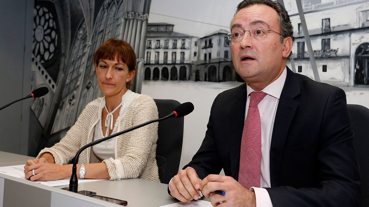 El concejal de Seguridad y Movilidad del Ayuntamiento de León, Fernando Salguero, y la técnico, Cristina Villalón, presentan las conclusiones de los proyectos Tide e Integra de la Unión Europea, en los que ha participado el Consistorio. | CAMPILLO (ICAL)
