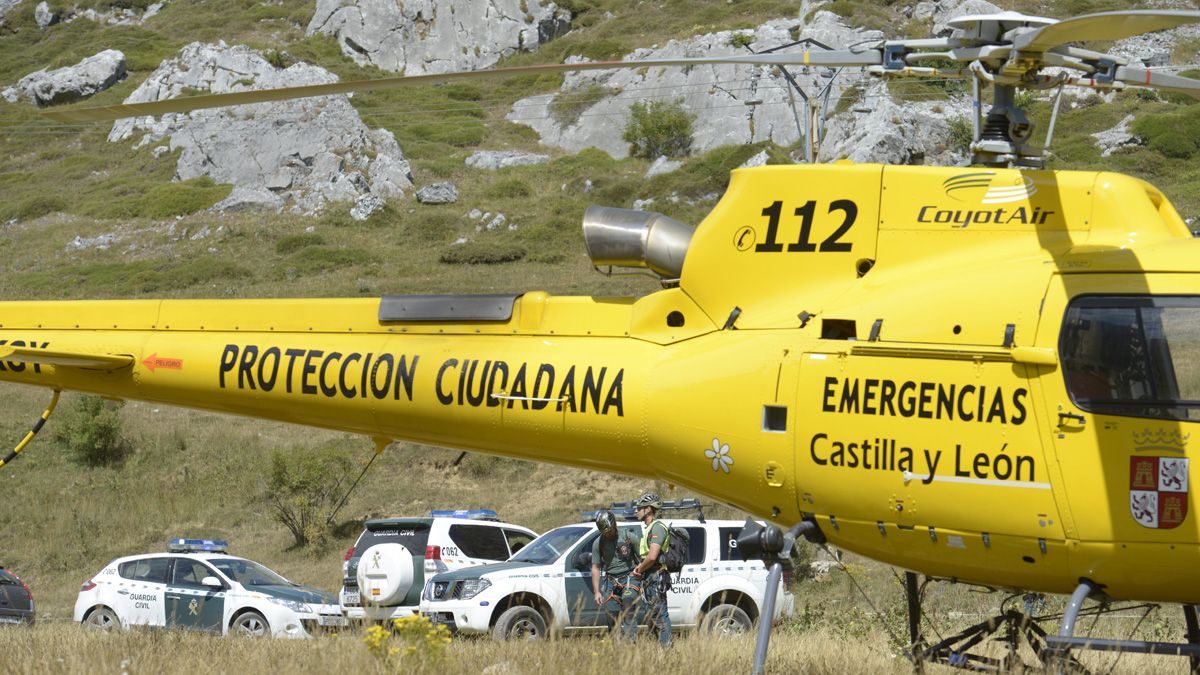 Efectivos del 1-1-2 y de la Guardia Civil trabajan en un rescate realizado en la montaña leonesa. | MAURICIO PEÑA