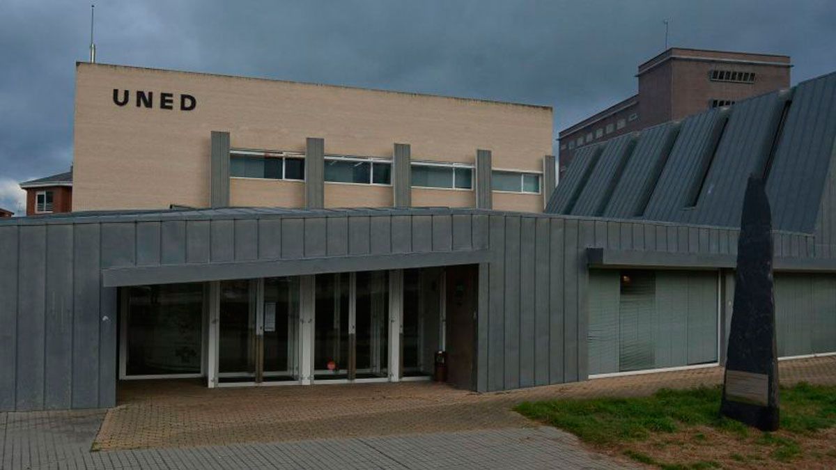 Fachada del edificio de la Uned en Ponferrada.