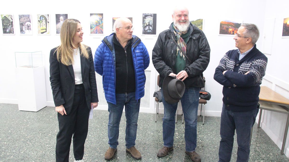 Inauguración de la muestra que puede verse estos días en la Casa de la Cultura de Ponferrada.