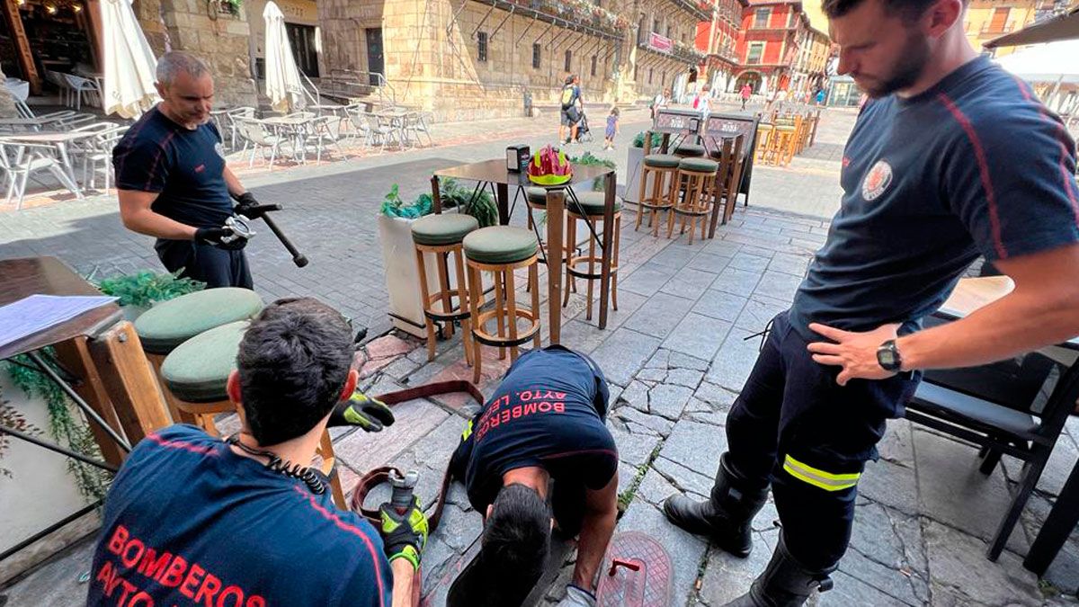 Bomberos trabajando en el casco antiguo de León | ICAL