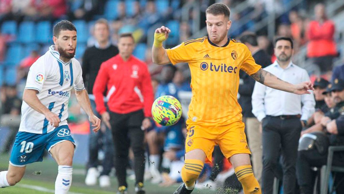 Amo controla un balón durante el encuentro frente al Tenerife. | LALIGA