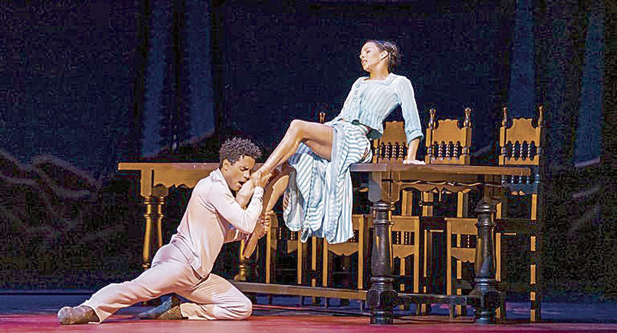 Marcelino Sambé y Francesca Hayward en ‘Como agua para chocolate’. | TRISTRAM KENTON