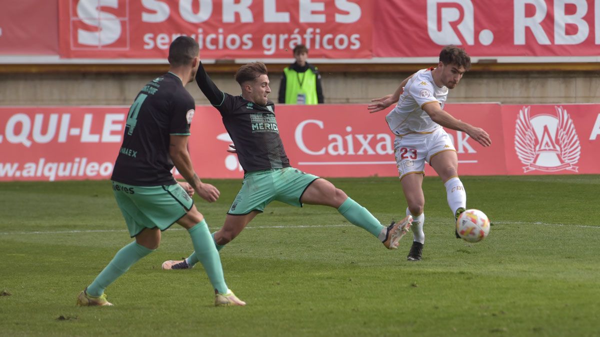 Percan tira a portería durante un partido de la Cultural. | SAÚL ARÉN