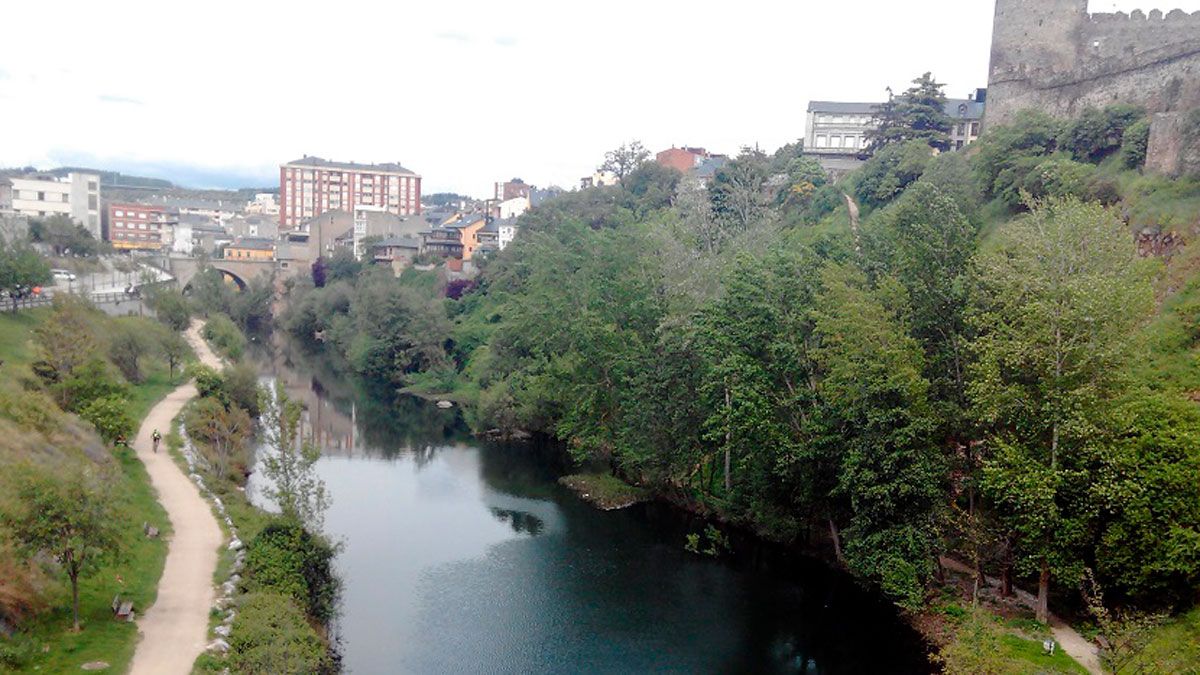 Paseo del río Sil a su paso por Ponferrada.