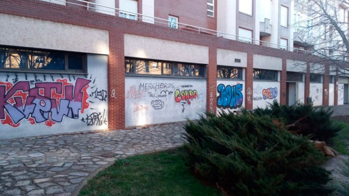 Pintadas en varias fachadas del parque de Heriberto Ampudia. | L.N.C. Pintadas en varias fachadas del parque de Heriberto Ampudia. | L.N.C.