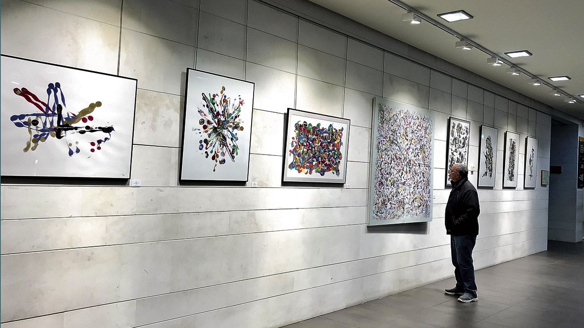 Vista de la sala que acoge la exposición ‘Hope (Esperanza) en Gijón.