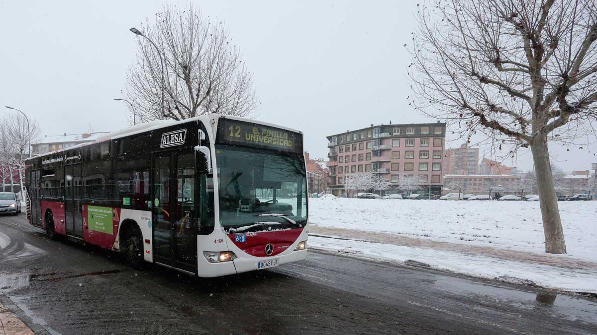 Los autobuses han parado este miércoles por la nieve. | CAMPILLO / ICAL