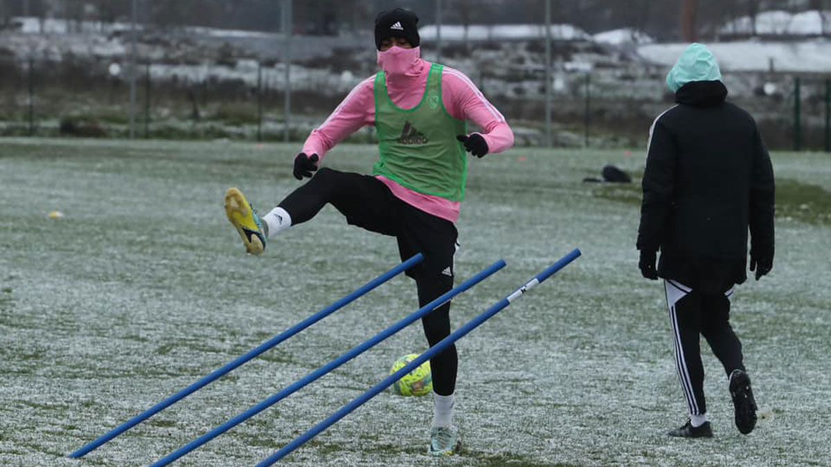 Así se pertrechaba Derik Lacerda para afrontar el primer entrenamiento de su vida sobre la nieve. | SDP