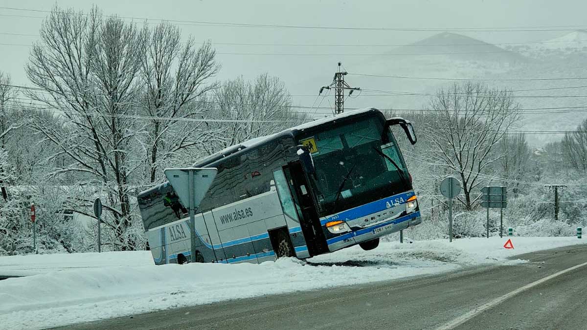 Un autobús escolar cayó a la cuneta en La Robla. | L.N.C. Un autobús escolar cayó a la cuneta en La Robla. | L.N.C.