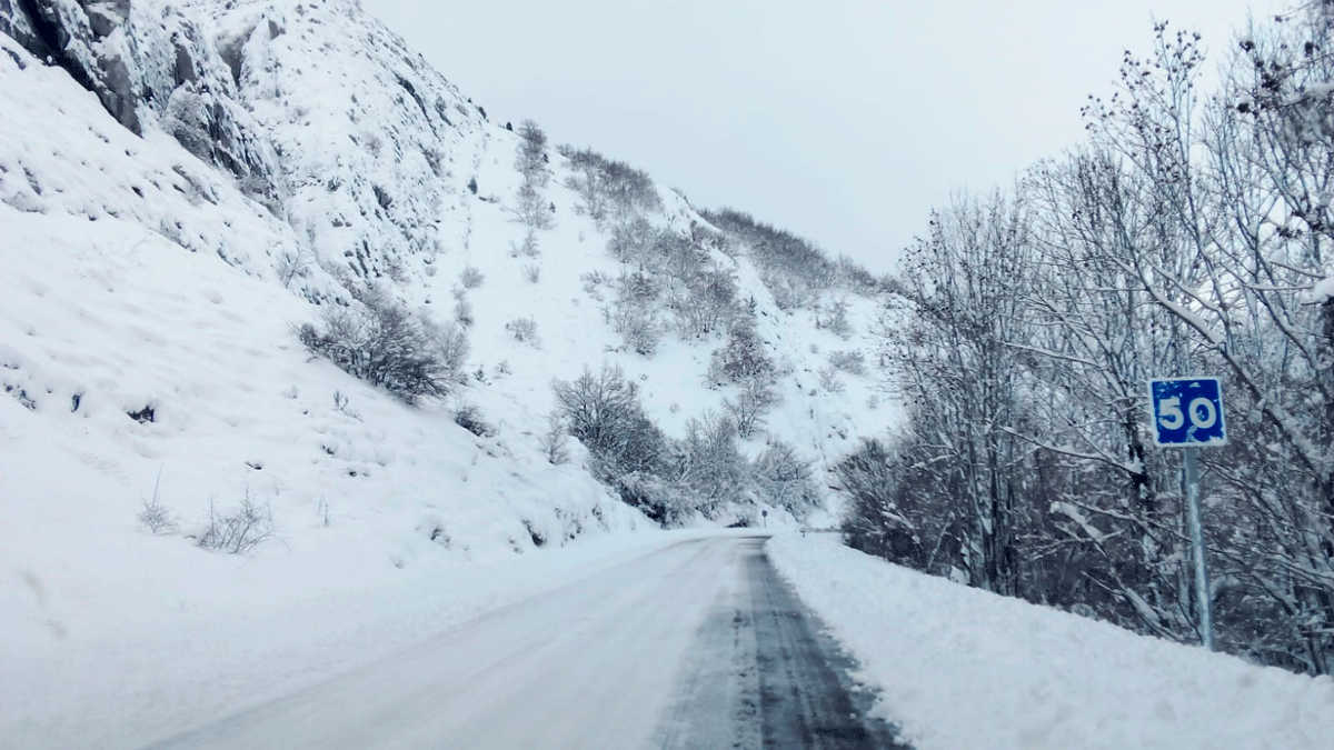 Estado de la carretera en el Puerto de Aralla. | E. NIÑO