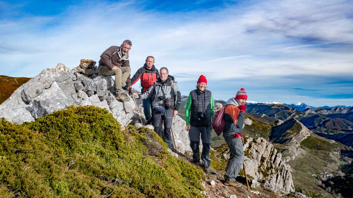 Foto del grupo en la cumbre. | Vicente García