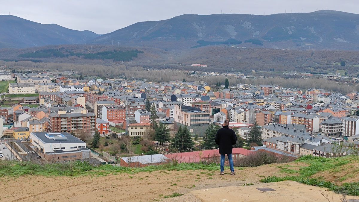 Una de las imágenes del vídeo con la vista de Bembibre desde lo alto.