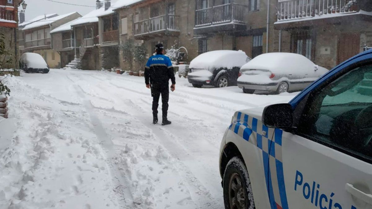 La Policía controla la situación en San Cristóbal de Valdueza.