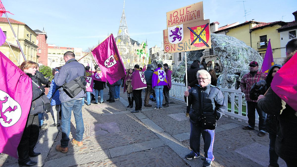 Manifestantes con banderas de León mientras en el salón de plenos se debatía la moción por la autonomía. | SAÚL ARÉN Manifestantes con banderas de León mientras en el salón de plenos se debatía la moción por la autonomía. | SAÚL ARÉN